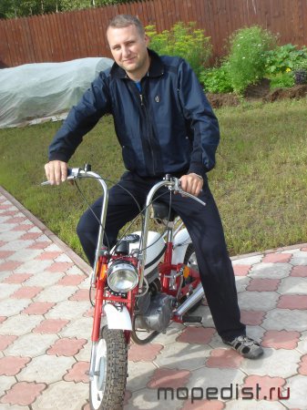 Здоровый дядька забрался на мопед